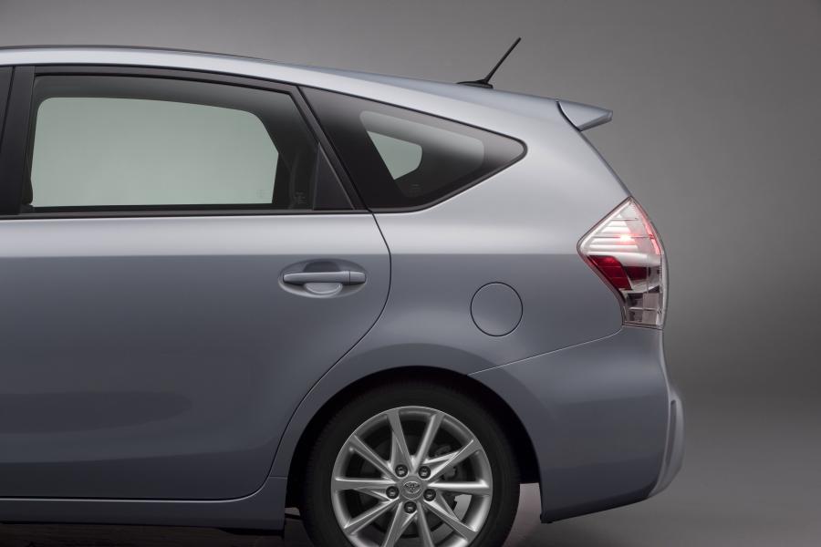  Toyota Prius V 2011 года  (фото 10 из 208)